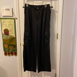 Tullea Holiday Dress pants size large, cargo style, has pockets